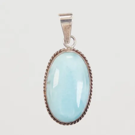 Hänge med blå sten troligen Larimar längd inkl. ögla 33,5mm, bredd 14,7mm, silver 925/1000 Vikt: 3,5 g