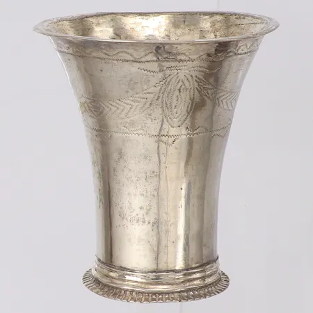 Bägare, höjd 65mm, stämplad LH år 1794, förgylld insida, bucklor, 830/1000 silver Vikt: 26,8 g