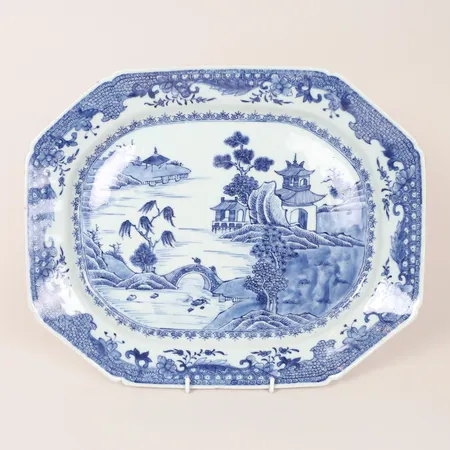 Setekfat  Kina, porslin, Qianlong (1736-95), Qingdynastin, dekor av pagodlandskap i underglasyrblått, ca 37x30cm, några mindre kantnagg. Skickas med postpaket.