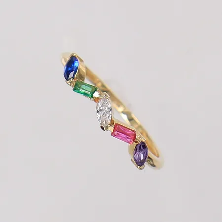 Ring med kubisk zirkonia stl:17¼, bredd 1,3-3,3mm, GHA, 18K.  Vikt: 1,3 g