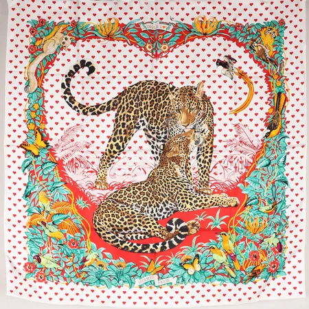 Scarf Hermès, "Jungle love", formgiven av Robert Dallet, siden 2000, 90x90cm, hjärtformad originalkartong.