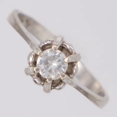 Ring med vit sten, stl:17½, bredd 7,5mm, 925/1000 silver Vikt: 2,2 g