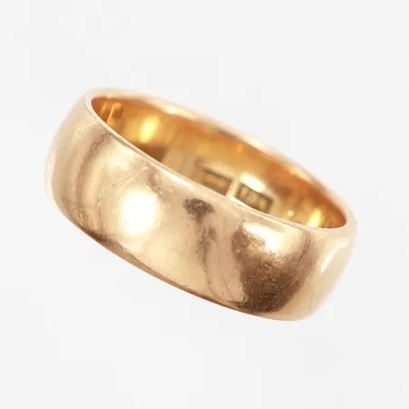 Ring slät stl:18¾ bredd: 7mm, gravyr, 18K Vikt: 8,3 g