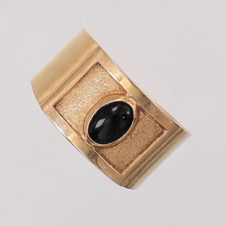 Ring med sten stl:20, ca bredd 7,7-11,7mm, något skev. 18K  Vikt: 4,6 g