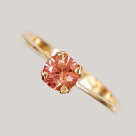 Ring med orange sten stl:18½, bredd 0,9-6,1mm, nagg, sten lös i fattning, utländska stämplar, 21K, Vikt: 2,9 g