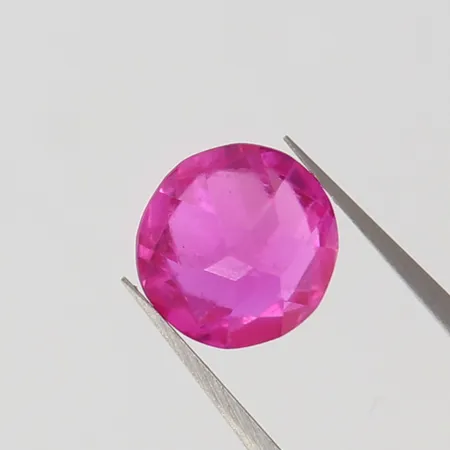 Lös rosa safir ca 8,09x8,08x5,84mm ca 2,74ct syntetisk fasetter med slitage. Vikt: 0 g