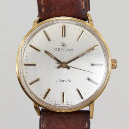 Herrur Certina New Art 18K, Ø 33,5mm, defekt/går ej, repigt glas, gravyr, slitet läderarmband