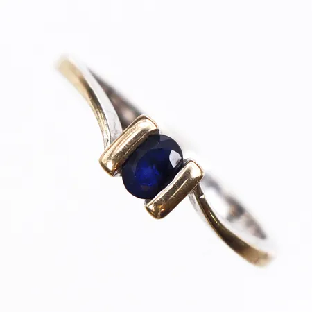 Ring vitguld med Safir, storlek 17 ½ mm, bredd 2.2-4.7 mm, 18k. Vikt: 3 g