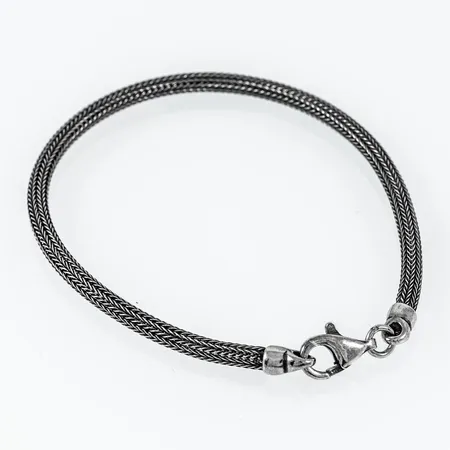 Armband i oxiderat silver. Längd 18,5 cm. Bredd 3,2 mm. Stämplat 925. Framstår oanvänt. Vikt 4,5g.
