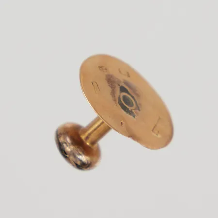 En udda skjortknapp Ø ca 15mm, 18K Vikt: 1,6 g
