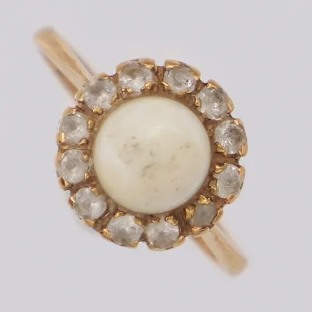 Ring med vita stenar samt odlad pärla stl:15 bredd 10,3mm slitage på stenar 18K Vikt: 3,1 g