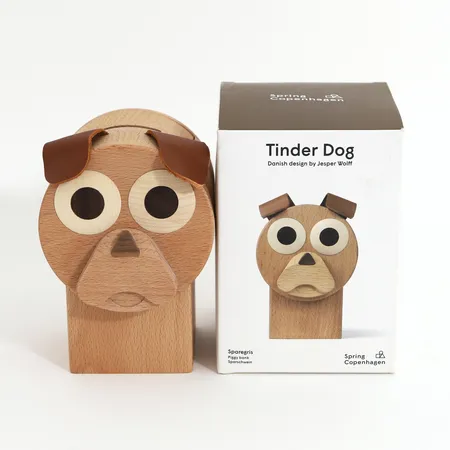 Spargris Tinder Dog av Spring Copenhagen, design av Jesper Wolff, höjd 15cm, trä och läder, liten torrspricka upptill, med originalkartong Vikt: 0 g Skickas med paket.