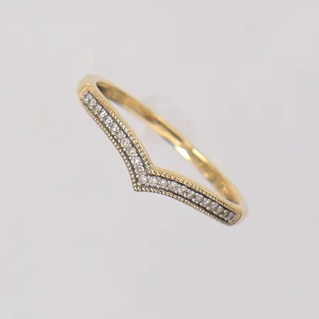 Ring med 8/8-slipade diamanter ca 0,11ctv, stl:17, bredd 1,4-3,9mm, GHA. 18K  Vikt: 1,4 g