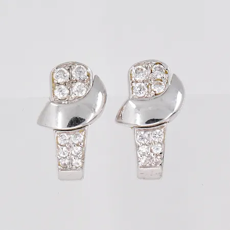 Örhängen vitguld med vita stenar längd 16,8mm bredd 10mm 18K Vikt: 5,2 g