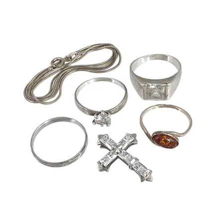 Silversmycken bl.a. Ringar & Hänge Kors, merparten 92571000, ringar stl:17½-19,0 mm, hänge mått 25,5x19 mm, normalt använt skick  Vikt: 14,7 g