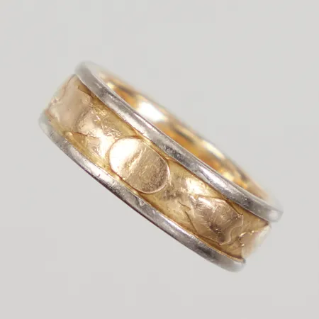 Examensring stl:15 bredd 5,6mm, gravyr, Design BJG AB år 1988, 18K, Vikt: 6 g
