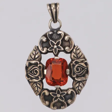 Hänge med orange sten, nagg, längd 38mm, år 1947, 830/1000 silver Vikt: 7,7 g