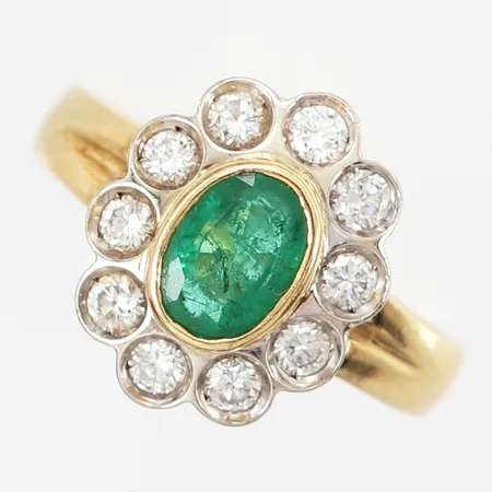 Ring med smaragd ca 0.85ct ca 7,4x6,1x3,3mm samt briljantslipade diamanter 10 x ca 0,05ct infattade i vitguld, stl:16, fattning 14x10,5mm, 18K Vikt: 5,1 g