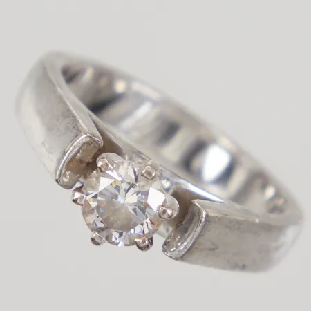 Ring med vit sten stl 19, bredd 4mm, 925/1000 silver Vikt: 6,2 g