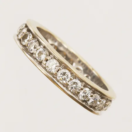 Alliansring med diamanter 25 x ca 0,04ct, stl: 16, bredd 4,5mm, 18K vitguld Vikt: 5,3 g