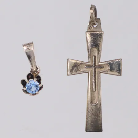 Hänge med ljusblå sten, längd 13,4mm, Hänge kors, längd 33mm, 925/1000 silver Vikt: 1,9 g