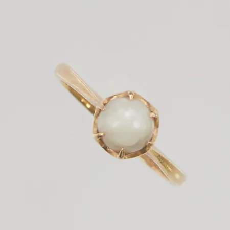 Ring med skadad pärla stl 16,5 bredd:2mm 18K 2,5g.
