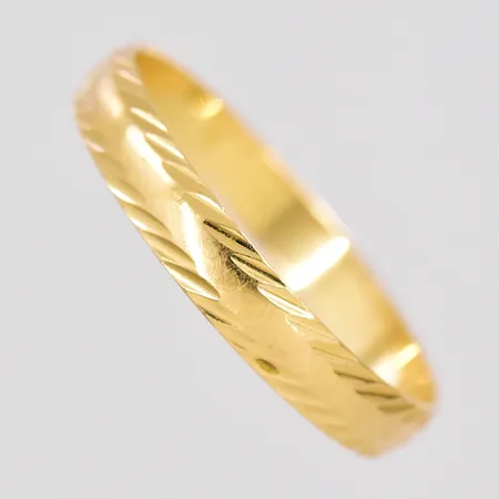 Ring mönstrad stl:19½ bredd 3,4mm graverad 18K Vikt: 2 g