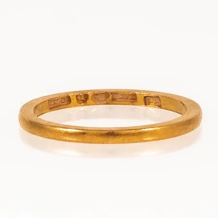 Ring slät stl:18¼ bredd 1,6mm, gravyr, oval skena, 23K 3,0g. 