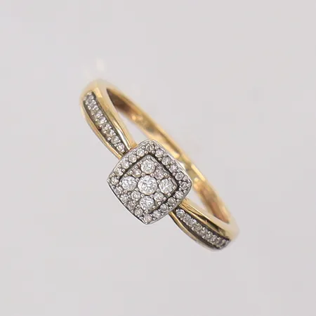 Ring med 8/8-slipade diamanter ca 0,27ctv, stl:17 bredd 1,7-6,3mm, GHA. 18K Vikt: 2,5 g