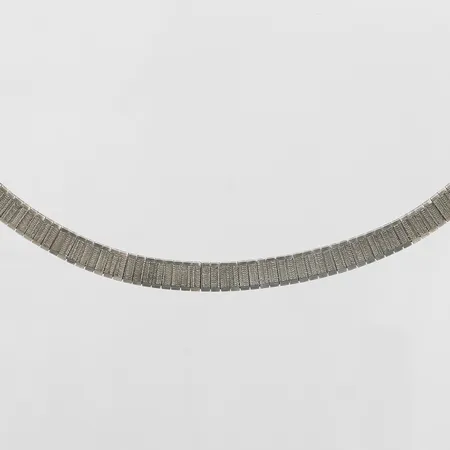 Collier längd 43cm, bredd 6mm, bucklor, silver 835/1000 Vikt: 24,9 g