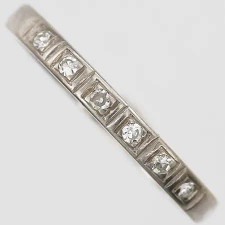 Ring med diamanter 6xca0,01ct åttkantslipade stl:15½, bredd 2mm, år 1951, vitguld, 18K Vikt: 2 g
