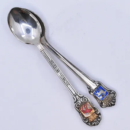 2 skedar längd 10,5 och 11 cm, silver 830/1000. Vikt: 25,6 g