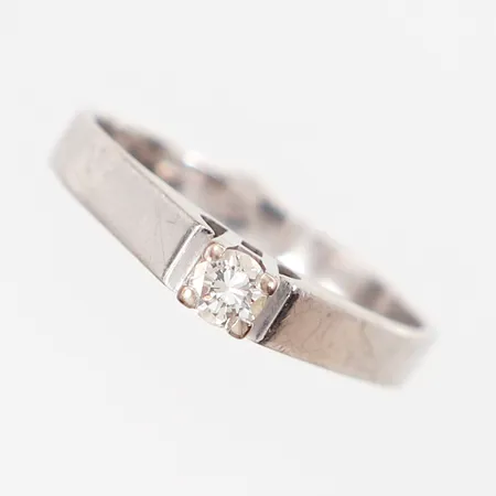 Ring med diamant 1x0,15ct enligt gravyr stl:17¾ bredd: 3mm, vitguld, 18K Vikt: 3,4 g