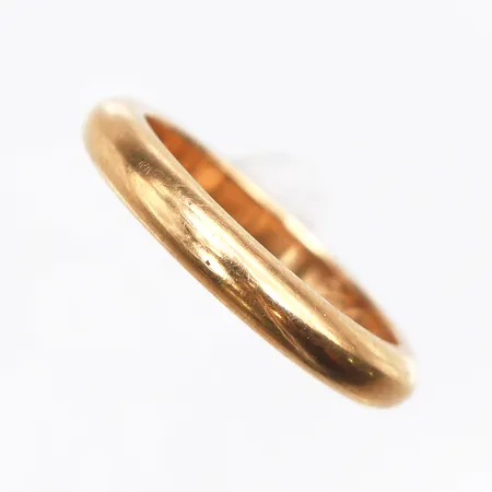 Slät ring, stl:15, gravyr, 18K. Vikt: 3,9 g