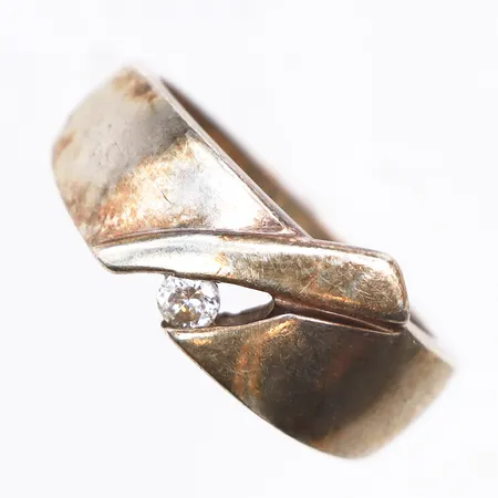 Ring med vit sten, stl:17,925/1000 silver. Vikt: 5,1 g