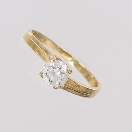 Ring med sten stl:18, bredd ca 1,7-5,3mm, sten något lös, mindre bucklor, 18K Vikt: 1,8 g