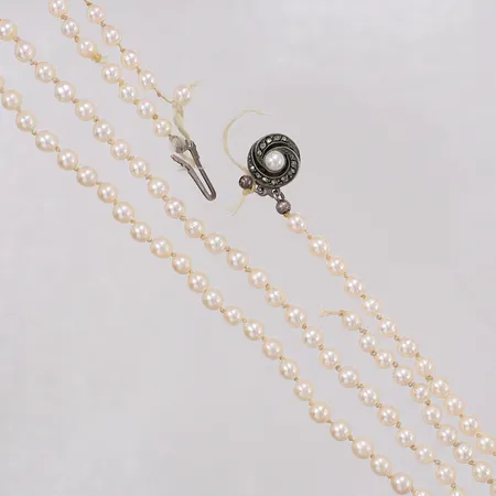 Pärlcollier tvåradig med odlade sötvattenspärlor ca Ø4,4mm, längd 48cm, av på mitten, saknar flertal pärlor, lås 835/1000 silver bruttovikt 18g Vikt: 18 g