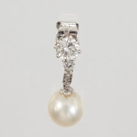 Udda örhänge med odlad pärla och diamanter ca 1x0,35ct (P3), 8/8-slipade ca 1 x 0,02ct, 3 x 0,01ct, vitguld, 18K, Bruttovikt: 1,6g Vikt: 0 g