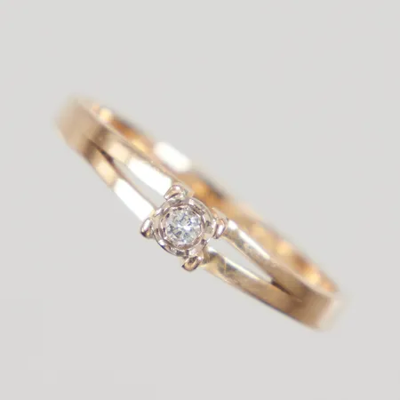 Ring med diamant 1x0,03ct enligt gravyr, stl 17¼, bredd 2-3,3mm, GFAB, 18K Vikt: 1,8 g