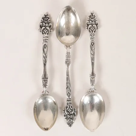 Tre skedar längd 9cm, en med gravyr, silver 830/1000 Vikt: 20,9 g