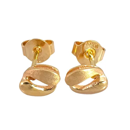 Örhängen i 18K guld, delvis matterade, längd 7 mm, bredd 5 mm, originalploppar, fint skick Vikt: 1,4 g