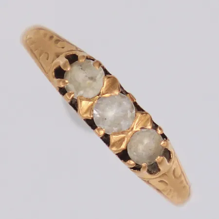 Ring med vita stenar stl:16¾ bredd 4,1mm slitage på stenar 18K Vikt: 1,9 g
