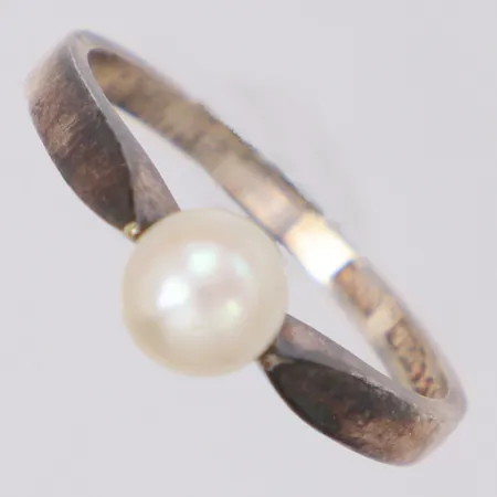 Ring med pärla, stl:17 bredd 5,6mm, Ceson, 925/1000 silver Vikt: 1,9 g