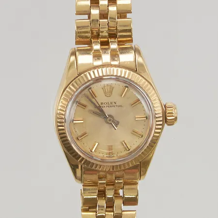 Damur Rolex, Oyster Perpetual 18K, 25mm, snr5751089, boettnr:6700, ca 1978, , Caliber 2030, verknr: 96102, krona något trög att vrida. Jubileelänk ca 18cm 18K, Bruttovikt 54,2g.