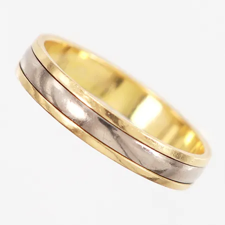 Ring med detaljer i vitguld stl:18¾ bredd: 4mm, gravyr, 18K Vikt: 3,7 g