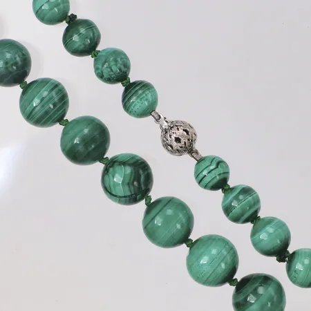 Collier med malakiter, längd 70cm, doserat 9-12mm, lås 925/1000 silver Vikt: 0 g