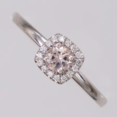 Ring med rosa sten och diamanter ca 0,08ctv, stl 18, bredd 6,7mm, GHA vitguld 18K Vikt: 3,4 g