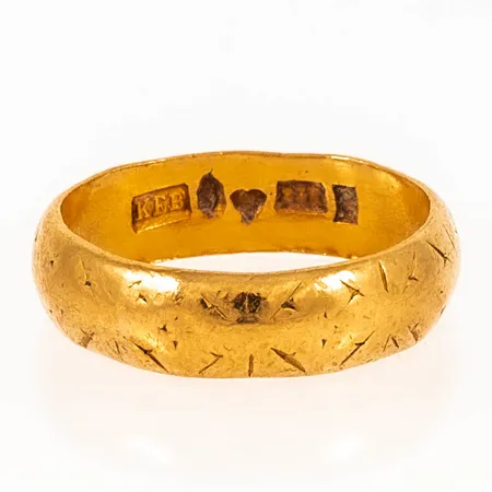 Ring skev skena, gravyr 23K 6,1g. 