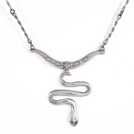 Collier 43cm med integrerat hänge orm, hängets mått bredd 53mm, längd 51mm, mellanöglor i gulmetall, silver 925/1000 15,4g. 
