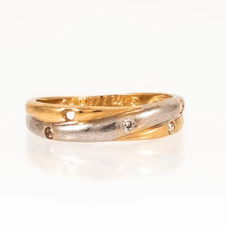Ring defekt, två stenar saknas, gravyr, 18K 2,7g. 